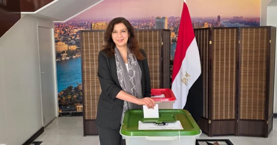 سفيرة مصر بالبحرين تدلى بصوتها فى انتخابات مجلس النواب