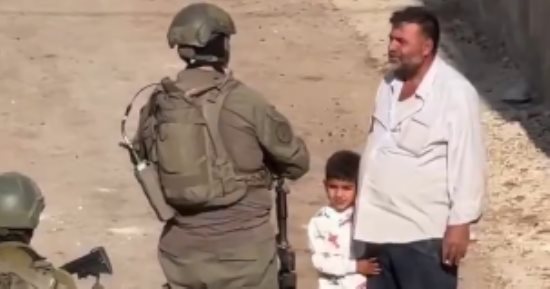 فيديو.. جنود صهاينة يرهبون طفلا فلسطينيا بصحبة والده.. القصة الكاملة