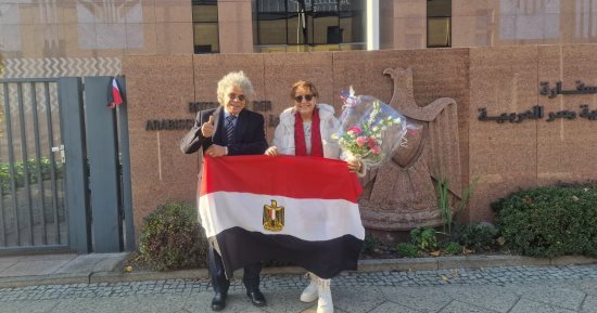 بالأعلام والورود.. المصريون بألمانيا يشاركون فى التصويت بانتخابات النواب