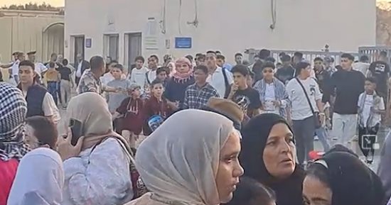 مشهد مهيب فى حضرة الحضارة المصرية.. زحام غير مسبوق أمام الأهرامات والمتحف المصرى الكبير يشعل وسائل التواصل ويكشف شغف المصريين بتاريخهم.. آلاف الزوار من كل الأعمار احتشدوا لمشاهدة كنوزهم 
