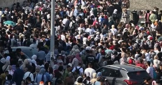 مشهد مهيب أمام الأهرامات والمتحف الكبير.. زحام لم تشهده المنطقة من قبل.. صور