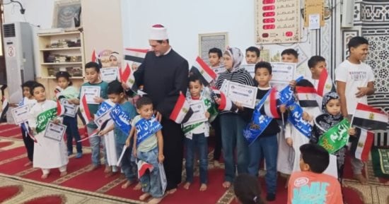 وزير الأوقاف يشيد بإمامٍ وزَّع أعلام مصر على الأطفال بعد صلاة الجمعة