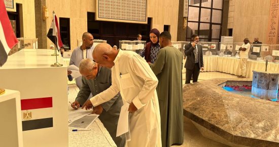 توافد المصريين بالرياض على السفارة للتصويت بانتخابات النواب.. صور وفيديو