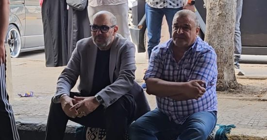 كمال أبو رية أمام مسجد مصطفى محمود للصلاة على والد محمد رمضان