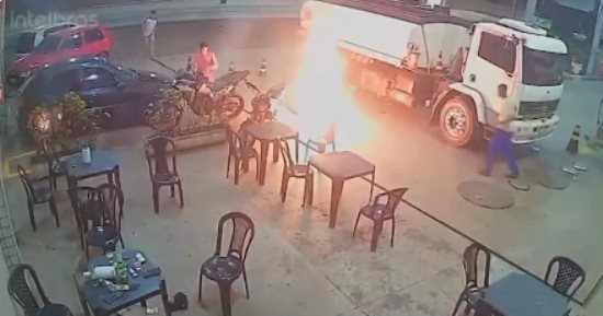 عود كبريت يحوّل مطعمًا فى محطة وقود إلى كتلة لهب بالبرازيل.. فيديو