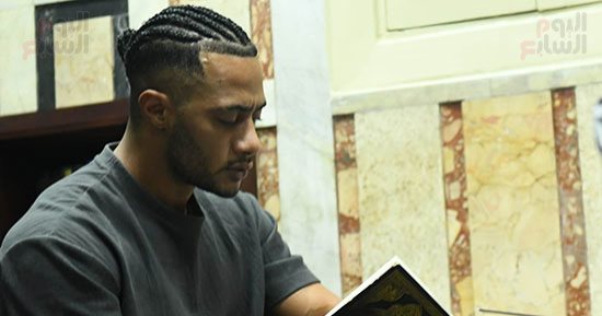 محمد رمضان يودع والده بالدموع وقراءة القرآن فى صلاة الجنازة.. صور