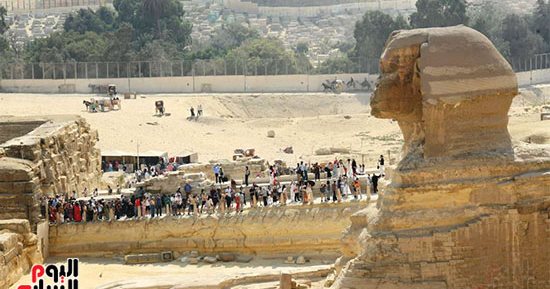الأهرامات تستقبل موجات الزوار.. المصريون يتوافدون عند أبو الهول "صور"