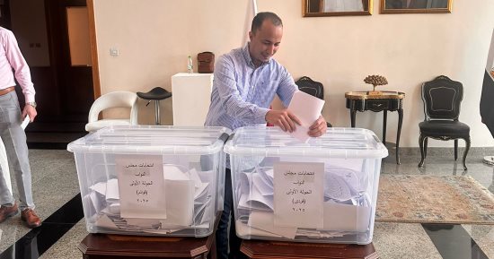إقبال المصريين فى قطر على التصويت فى انتخابات مجلس النواب.. صور