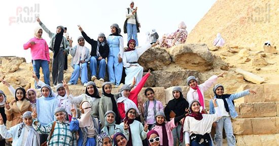 شاهد طالبات يصنعن صورة للذكرى عند الهرم
