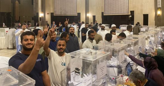 قبل دقائق من الإغلاق.. المصريون بالسعودية يواصلون مشاركتهم فى انتخابات النواب.. صور 