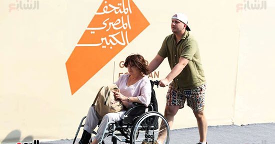 طريق المتحف المصري الكبير يزدحم بالبهجة ويرحب بالزوار.. صور