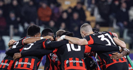 ميلان يتصدر ترتيب الدوري الإيطالي بتعادل إيجابي 2-2 أمام بارما