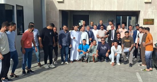 المصريون فى الإمارات يتوافدون على لجان التصويت بانتخابات مجلس النواب.. صور