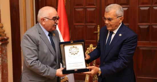 المستشار حسين مدكور يزور رئيس مجلس الشيوخ لتهنئته بفوزه بثقة المجلس.. صور