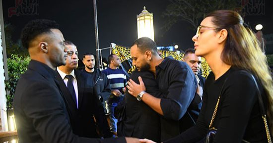 هنادي مهنا وأحمد خالد صالح ينفيان شائعة انفصالهما بحضور عزاء والد محمد رمضان.. صور 
