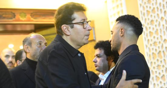 شيكابالا ونرمين الفقى وهانى رمزى وسامو زين فى عزاء والد محمد رمضان.. صور