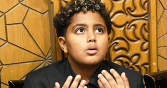 نجل محمد رمضان يقرأ القرآن ويدعو لجده فى عزائه بصحبة عمته وجدته.. صور 