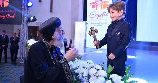 البابا تواضروس يهدي صليب اليد الخاص بقداسته لمقدم الاحتفالية الطفل بوليكاربوس