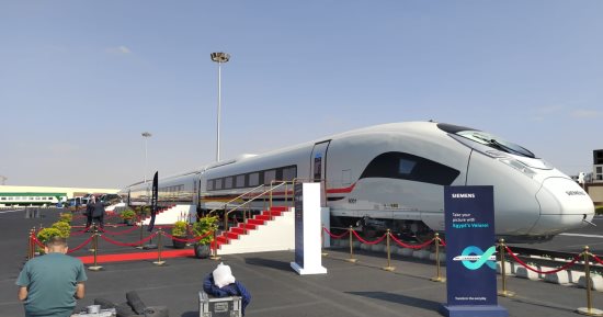 شاهد أول ظهور للقطار الكهربائى السريع فيلارو.. صور