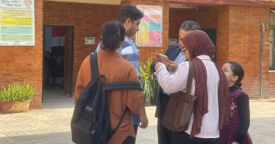 مشهد عائلى فى لجان الجيزة.. أخوة يدلون بأصواتهم معا بانتخابات مجلس النواب