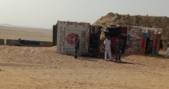 انقلاب سيارة نقل محملة بالقمح بطريق القاهرة أسيوط الصحراوى الغربى