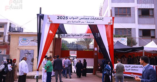 توافد المواطنين على لجان الدقي في انتخابات مجلس النواب