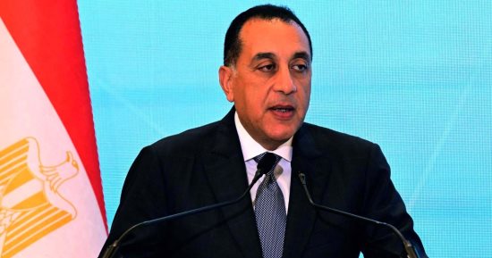 رئيس الوزراء يدعو رجال الأعمال الخليجيين لضخ المزيد من الاستثمارات فى مصر