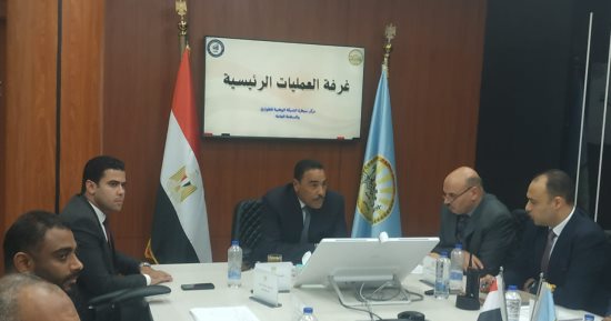 من داخل مركز السيطرة.. محافظ مطروح يتابع سير الانتخابات وتوافد الناخبين.. فيديو  