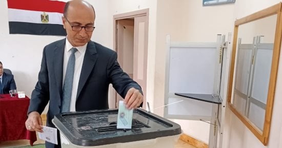 رئيس جامعة دمنهور يدلى بصوته بانتخابات النواب.. ويؤكد: المشاركة واجب وطنى