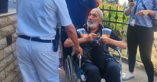 على كرسى متحرك .. ناخب مسن يدلى بصوته فى انتخابات مجلس النواب بالدقى
