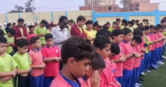 طلاب مدرسة بالقناطر الخيرية يؤدون صلاة الغائب على ضحايا حادث 3 سيارات