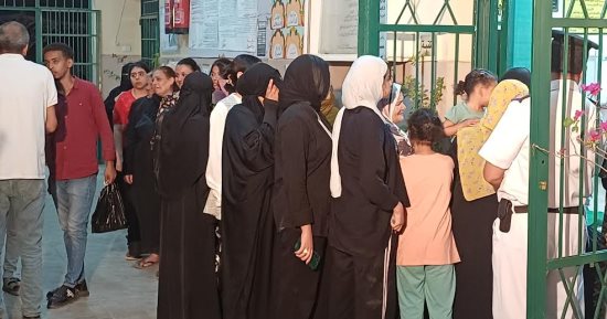 إقبال السيدات يزين المشهد الانتخابى فى أسوان.. فيديو