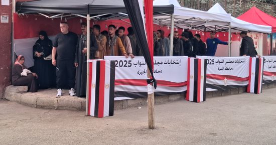 توافد المواطنين على لجنة مدرسة بدر الإعدادية بالدقي في انتخابات مجلس النواب