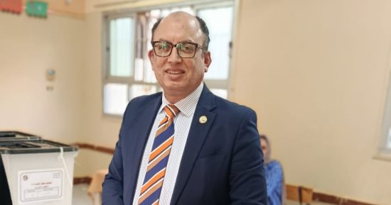 رئيس جامعة حلوان يدلي بصوته فى انتخابات النواب بمدرسة نهضة مصر بأكتوبر