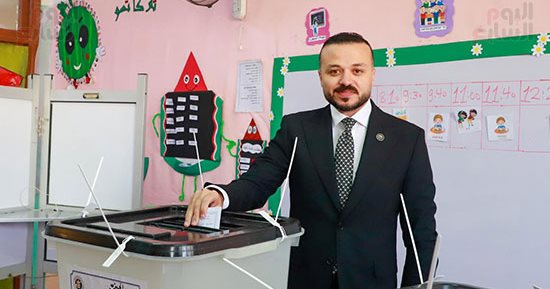 محمد الجارحى يدلى بصوته الانتخابى بالمدرسة اليابانية بالشيخ زايد