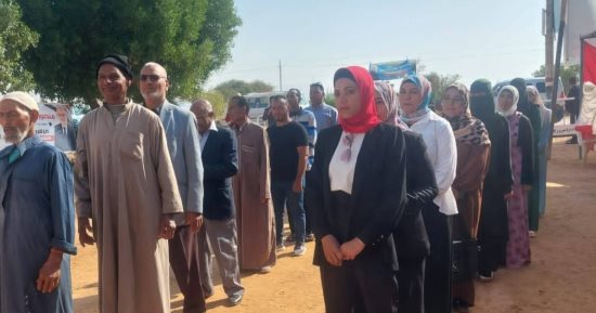 طوابير الناخبين تتزايد أمام لجان انتخابات مجلس النواب بالوادى الجديد.. صور