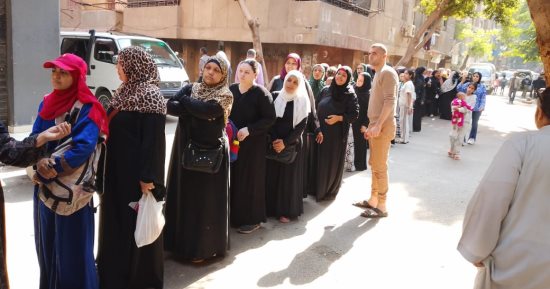 سيدات الوراق يقدن صغارهن أمام لجان انتخابات مجلس النواب بإقبال كثيف.. صور