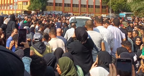 لحظة سقوط زوجة إسماعيل الليثى أثناء تشييع جثمان زوجها.. فيديو
