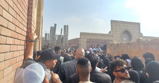 محبو وأصدقاء إسماعيل الليثي يودعون جثمانه فى مقابر الأباجية وسط حزن شديد 