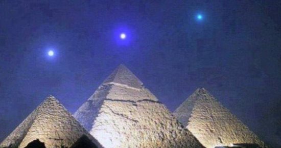 كواكب عطارد والزهرة وزحل تصطف فوق الأهرامات.. اعرف حقيقة الصورة المتداولة