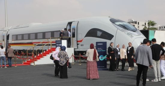 إقبال كبير لتفقد الأتوبيس البرمائى والقطار الكهربائى السريع.. صور