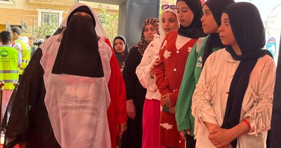 سيدة ترتدى علم مصر فى انتخابات الشيخ زايد: شاركت لبناء الجمهورية الجديدة