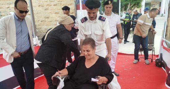 كراسٍ متحركة داخل اللجان في خدمة المواطنين.. الشرطة والشعب إيد واحدة