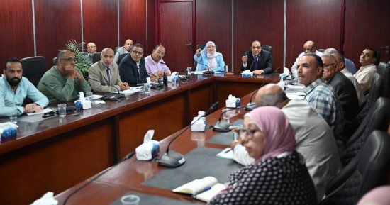 رئيس مياه الجيزة يلتقى قيادات الشركة والعاملين لمتابعة سير العمل