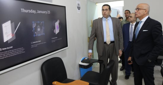 رئيسا جامعة عين شمس والجامعة المصرية للتعلم الإلكترونى الأهلية يتفقدان المركز الدراسى