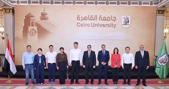 رئيس جامعة القاهرة يستقبل رئيس جامعة نانجينغ للتربية الخاصة بالصين 