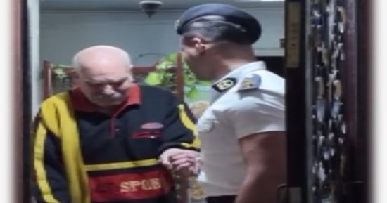 أمن إنسانى يصوت بالحضور قبل الصندوق.. كراسى متحركة وسيارات لنقل الناخبين غير القادرين للجانهم.. رجال الشرطة يضربون أروع الأمثلة فى خدمة المسنين وذوى الهمم.. الداخلية تترجم مفهوم حقوق الإنسان بمساعدة المواطنين
