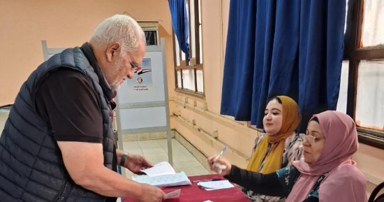 كبار السن يصوتون فى انتخابات مجلس النواب 2025 بالدقى.. صور