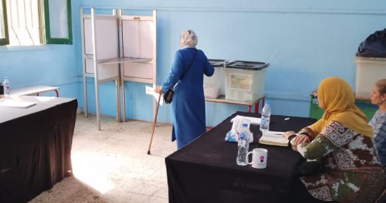 سيدة عجوز تتكئ على عصاها لتصوت فى انتخابات مجلس النواب بالوراق 