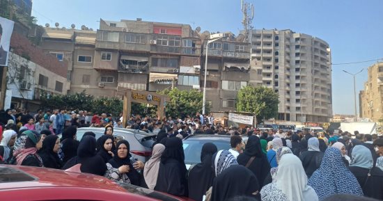 الحشود تنتظر جثمان الراحل إسماعيل الليثي تمهيدًا لتشييع الجثمان